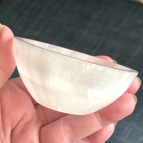 Genuine selenite carved bowl - Picture 7 of 10
